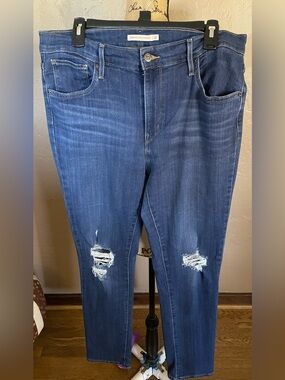 Levi's 724 highrise straight Indigo Blue Denim distressed Jeans 32/32